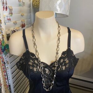 Lia Sophia silver toned necklace 🖤